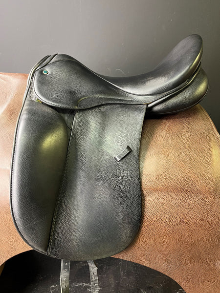 Stuben Genisus Dressage Saddle 17.5" ID:2118J